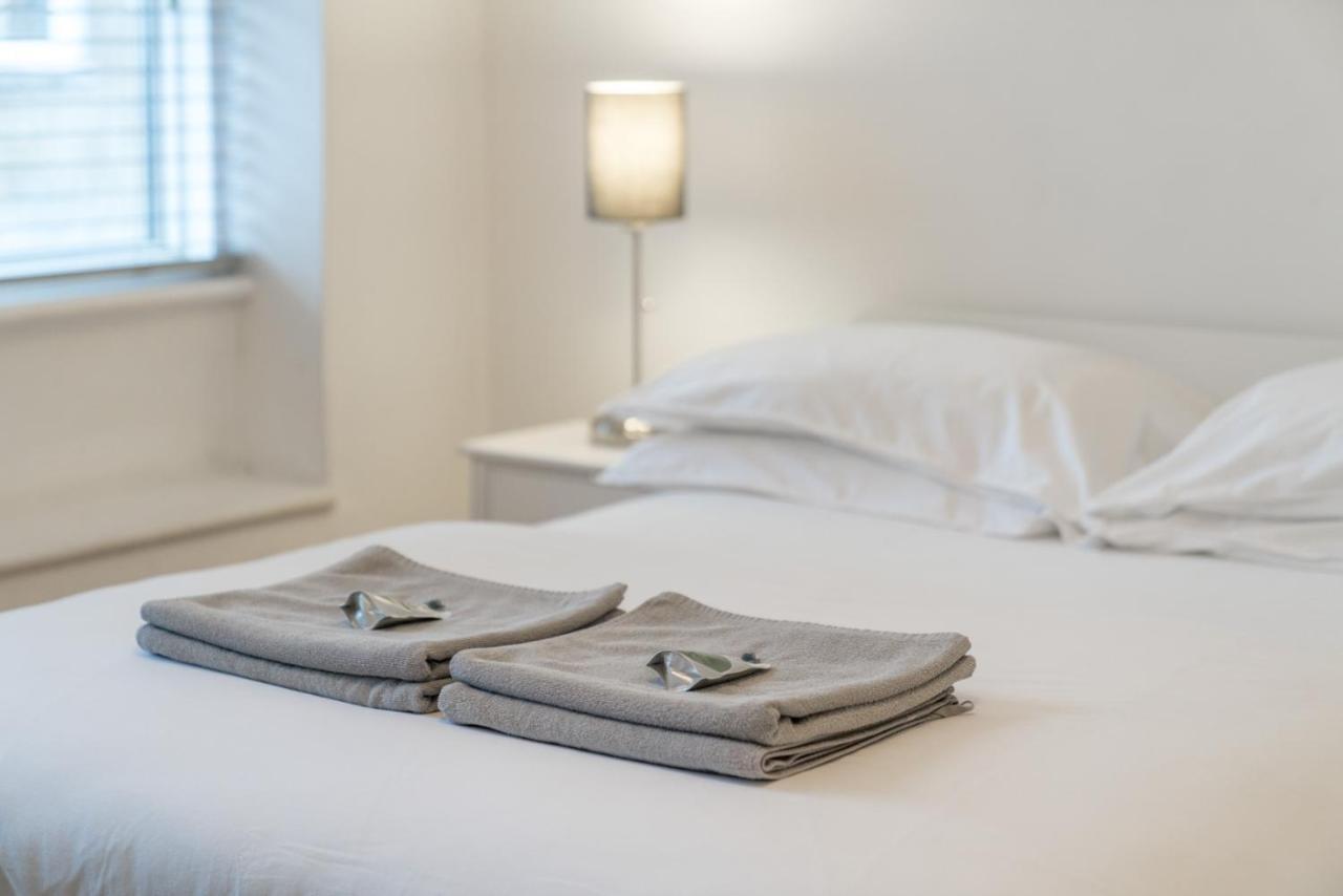 Soho & Covent Garden Apartment, Sleeps 3 ลอนดอน ภายนอก รูปภาพ